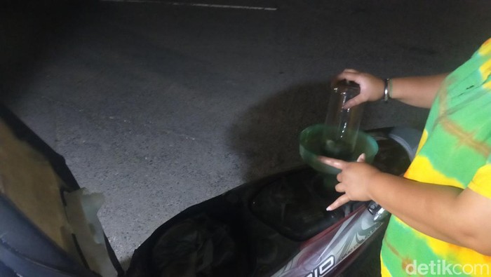 Pedagang bensin eceran Surabaya setelah kebijakan pertamina melarang SPBU melayani pembelian pertalite dengan jeriken.