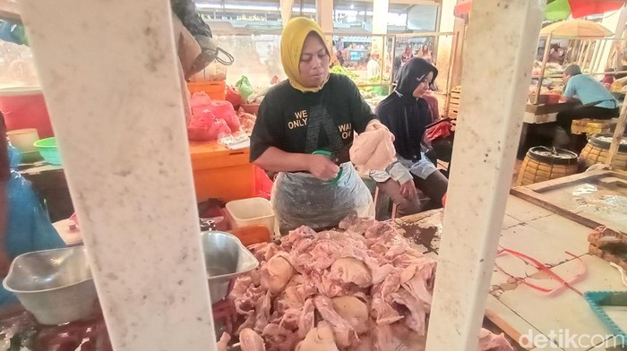 Pedagang daging di Pasar Bitingan, Kabupaten Kudus. Kamis (7/4/2022).