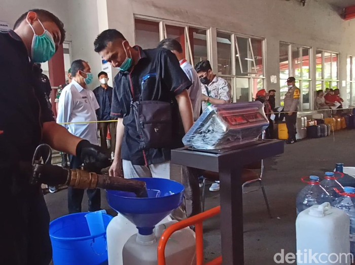 Pedagang Pasar Cimahi mengantre untuk mendapatkan jatah minyak goreng curah murah dari Pemkot Cimahi.