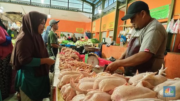 Penjual daging ayam di Pasar Rakyat Tamansari Kabupaten Bogor, Kamis (7/4/2022). (CNBC Indonesia/Ferry Sandi)