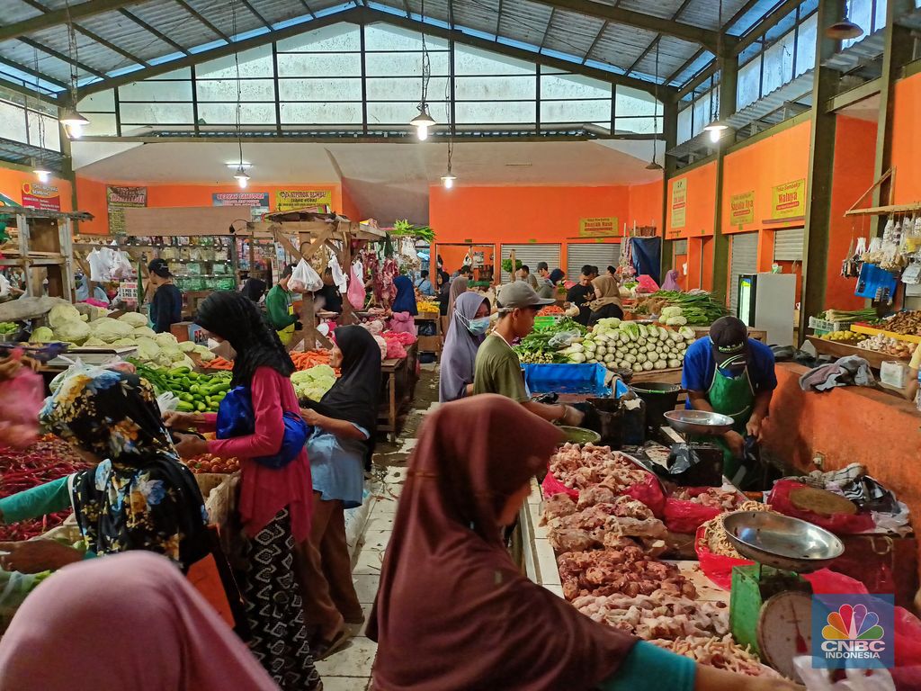 Penjual daging sapi di Pasar Rakyat Tamansari, Bogor, Kamis (7/4/2022). (CNBC Indonesia/Ferry Sandi)
