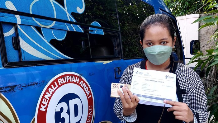 Penukaran uang sekaligus vaksin booster di Solo