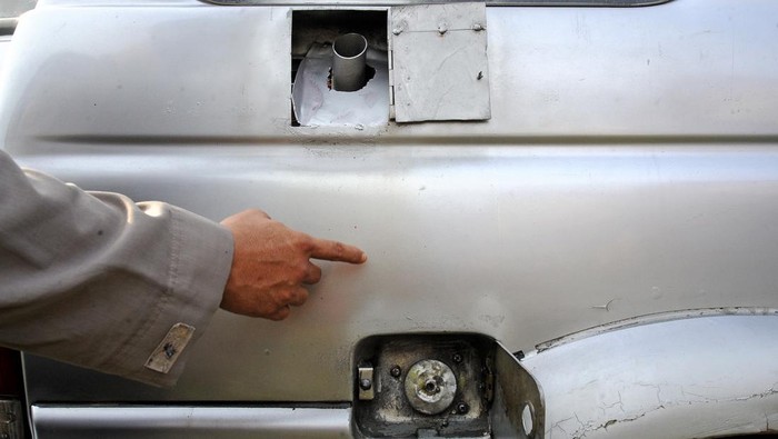 Polisi menunjukkan beberapa jeriken berisi solar subsidi yang ditumpuk di dalam mobil yang sudah dimodifikasi saat ungkap kasus penyalahgunaan BBM solar bersubsidi di Mapolres Muarojambi, Jambi, Rabu (6/4/2022). Dalam empat bulan terakhir, Kepolisian Daerah setempat berhasil mengungkap 13 kasus penyalahgunaan solar bersubsidi dan mengamankan 14 ribu liter lebih solar, 3 ribu liter minyak oplosan, 12 ribu liter minyak tanah dan 10 unit mobil/mini bus di 8 kabupaten povinsi itu dengan beberapa modus di antaranya modifikasi mobil. ANTARA FOTO/Wahdi Septiawan/rwa.