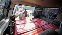 Polisi menunjukkan beberapa jeriken kosong yang ditumpuk di dalam mobil yang sudah dimodifikasi. Dalam empat bulan terakhir, Kepolisian Daerah Jambi mengungkap 13 kasus penyalahgunaan solar bersubsidi.