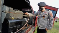 Polisi menunjukkan bak penampung solar subsidi di dalam mobil yang sudah dimodifikasi. Polisi juga mengamankan 10 unit mobil/mini bus di 8 kabupaten di Provinsi Jambi dengan beberapa modus di antaranya modifikasi mobil.