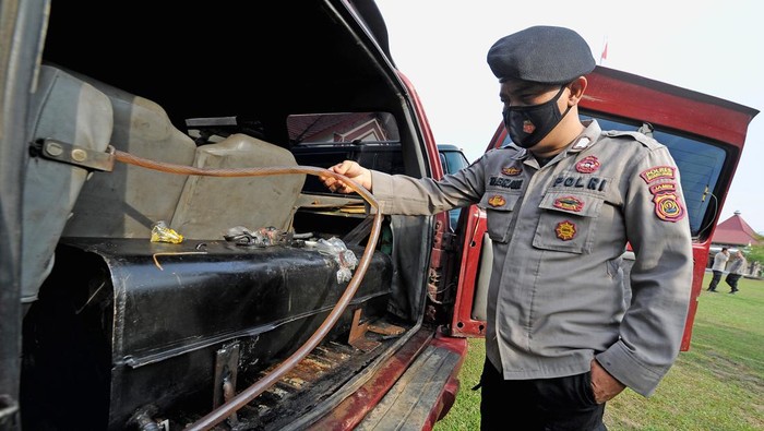 Penyalahgunaan Solar Subsidi di Jambi Polisi menunjukkan beberapa jeriken berisi solar subsidi yang ditumpuk di dalam mobil yang sudah dimodifikasi saat ungkap kasus penyalahgunaan BBM solar bersubsidi di Mapolres Muarojambi, Jambi, Rabu (6/4/2022). Dalam empat bulan terakhir, Kepolisian Daerah setempat berhasil mengungkap 13 kasus penyalahgunaan solar bersubsidi dan mengamankan 14 ribu liter lebih solar, 3 ribu liter minyak oplosan, 12 ribu liter minyak tanah dan 10 unit mobil/mini bus di 8 kabupaten povinsi itu dengan beberapa modus di antaranya modifikasi mobil. ANTARA FOTO/Wahdi Septiawan/rwa.