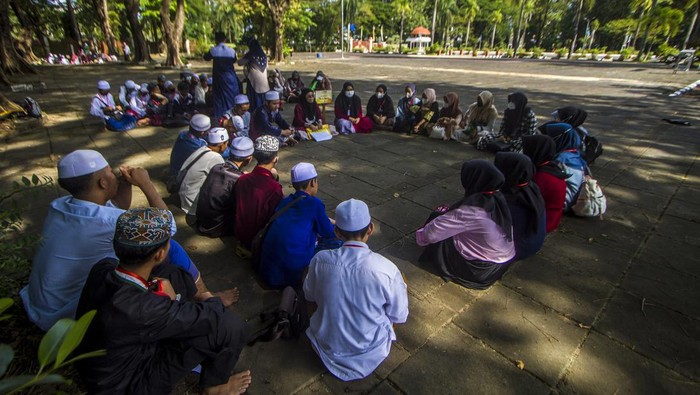Pesantren Ramadan Bisa Juga di Luar Ruangan Lho... Pesantren Ramadan tidak harus di dalam masjid. Kegiatan ini juga bisa dilakukan di luar ruangan. Seperti yang dilakukan oleh leh Angkatan Muda Sabilal Muhtadin Banjarmasin.