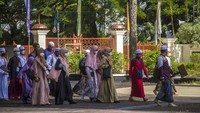 Sejumlah peserta pesantren Ramadan berjalan menuju ruang induk Masjid Raya Sabilal Muhtadin di Banjarmasin, Kalimantan Selatan, Kamis (7/4/2022).
