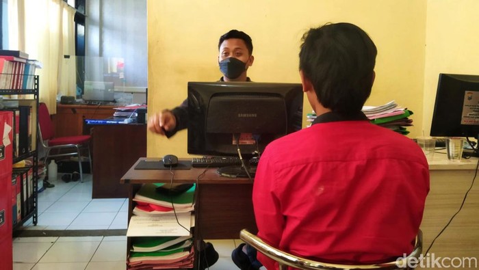 Polresta Banyuwangi memeriksa salah satu orang yang membawa pil trex saat patroli sahur.