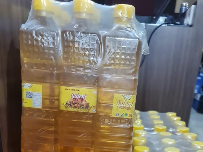 Polda Jateng bongkar modus minyak goreng curah dikemas ulang di Kendal, Rabu (7/4/2022).
