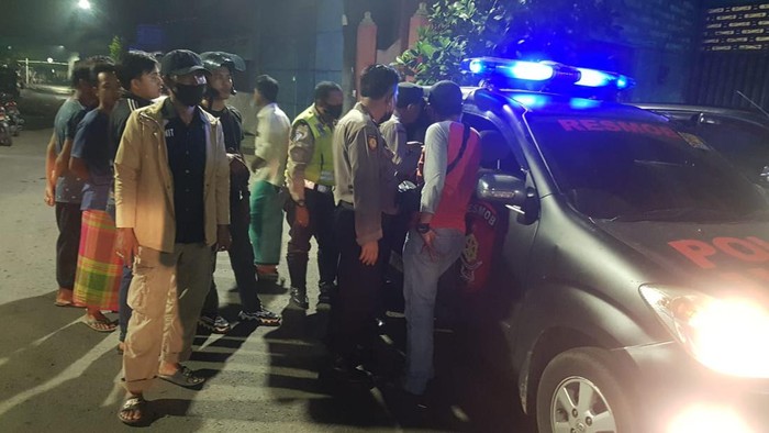 Polisi bubarkan tawuran sarung