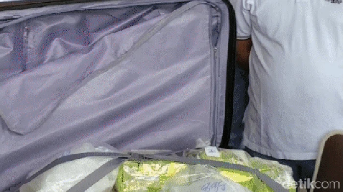 Polisi menunjukkan barang bukti sabu sebanyak 24,479 kg