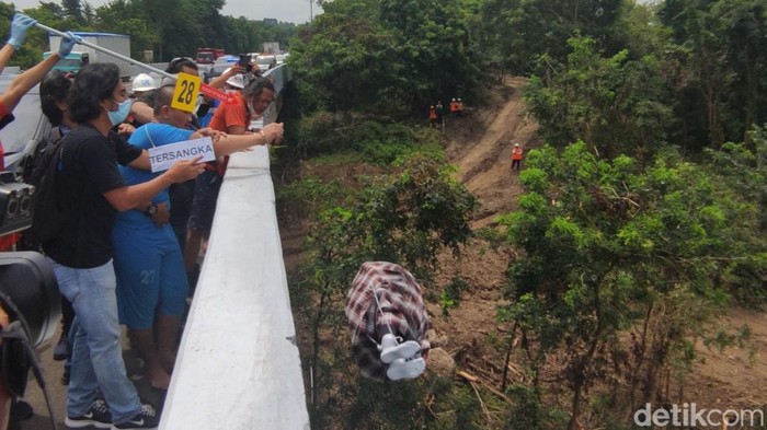 Polisi reka ulang kasus pembunuhan bidan Sweetha yang jenazahnya dibuang di kolong Tol Semarang, Kamis (7/4/2022).