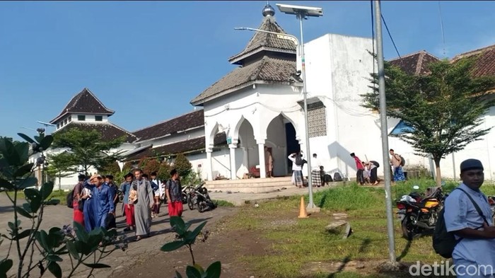 Sejak sewindu yang lalu, ada tarawih 8 jam di Magetan. Tepatnya di Ponpes Al Fatah, Desa Temboro, Kecamatan Karas.