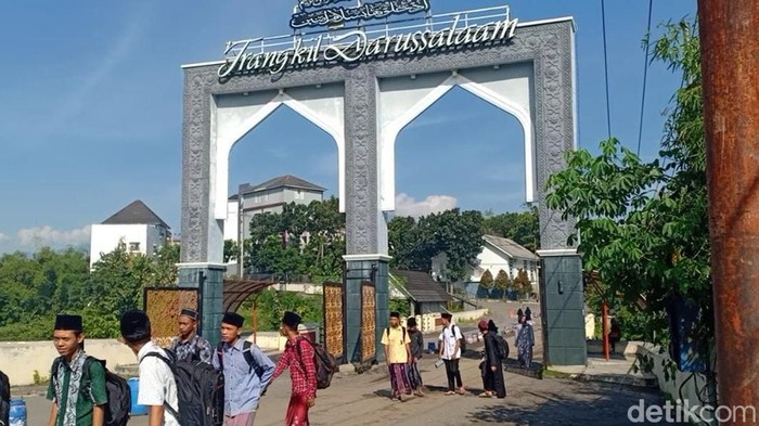 Sejak sewindu yang lalu, ada tarawih 8 jam di Magetan. Tepatnya di Ponpes Al Fatah, Desa Temboro, Kecamatan Karas.