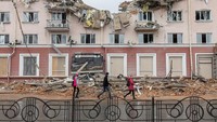 Serangan Rusia yang telah berlangsung sejak 24 Februari lalu telah menghancurkan berbagai bangunan dan infrastruktur di berbagai wilayah Ukraina. Dampak kerusakan itu pun terlihat di kawasan Chernihiv. (Marko Djurica/Reuters)