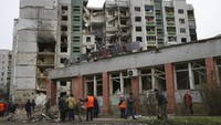Mengutip AP, pasukan Rusia memblokir kawasan Chernihiv kuno selama hampir sebulan dan menghancurkan sebagian besar kota yang dikenal sebagai rumah bagi sejumlah Situs Warisan Dunia UNESCO. (AP Photo/Stas Yurchenko).
