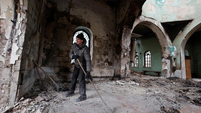 Chernihiv dikenal sebagai rumah bagi sejumlah situs bersejarah. Namun kawasan itu kini tampak porak poranda terdampak perang Rusia-Ukraina.