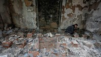 Sementara itu, kerusakan akibat perang Rusia-Ukraina di kawasan Chernihiv dilaporkan mencapai 70 persen. Perang tak hanya menghancurkan sejumlah rumah tetapi juga merusak gereja yang berada di kawasan tersebut. (REUTERS/Serhii Nuzhnenko).
