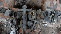 Penampakan barang-barang keagamaan yang difoto di dalam sebuah gereja ortodoks yang rusak akibat perang Rusia-Ukraina di Chernihiv, Rabu (6/4/2022) waktu setempat. (REUTERS/Serhii Nuzhnenko).  