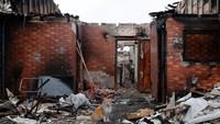 Kondisi itu dimanfaatkan sejumlah warga kota Chernihiv yang masih bertahan untuk menyelamatkan benda berharga dan membersihkan rumah mereka yang rusak terdampak perang. (REUTERS/Serhii Nuzhnenko).