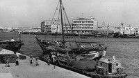 Di masa lalu, Dubai dikenal sebagai desa nelayan. Kawasan itu juga kerap jadi tempat bersandar dan persinggahan sejumlah kapal. Tampak sejumlah orang lalu lalang saat kapal membongkar muatan di Dubai tahun 1967. (Photo by Chris Ware/Keystone Features/Getty Images).  