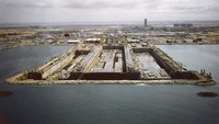 Mengutip AP, pada tahun 1979, fasilitas dok kering dan perbaikan kapal senilai 162 pound sterling juta sedang dibangun di Dubai. Diketahui, sistem dok kering itu dibangun oleh perusahaan patungan Richard Costain-Taylor Woodrow. (AP Photo).
