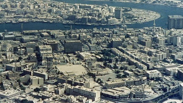 Penampakan dari udara kota Dubai, Uni Emirat Arab, pada tahun 1987. Dubai dikenal sebagai salah satu kota terpadat di Uni Emirat Arab. Jumlah populasi di kota itu mencapai 3,331 juta pada tahun 2019. (AP Photo/Greg English). Â Penampakan dari udara kota Dubai, Uni Emirat Arab, pada tahun 1987. Dubai dikenal sebagai salah satu kota terpadat di Uni Emirat Arab. Jumlah populasi di kota itu mencapai 3,331 juta pada tahun 2019. (AP Photo/Greg English). Â