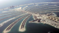 Dubai kian menjadi soratan usai membangun berbagai landmark yang disebut sebagai keajaiban modern, salah satunya adalah Palm Jumeirah. Dibangun pada tahun 2001, pembangunan pulau buatan ini membutuhkan pasir sebanyak 120 juta kubik meter. Pasir itu dikeruk dan dibawa dari bawah Gulf Persia, 10 mil laut dari kepulauan Palm Jumeirah. Pulau seluas 560 hektar itu sangatlah besar. Dan tim Palm Jumeirah menggunakan teknologi garis satelit untuk membantu membangun pulau berbentuk daun juga para penyelam untuk memeriksa tingkat ombak di tiap tingkat berbeda. (AP Photo/Kamran Jebreili, File).
