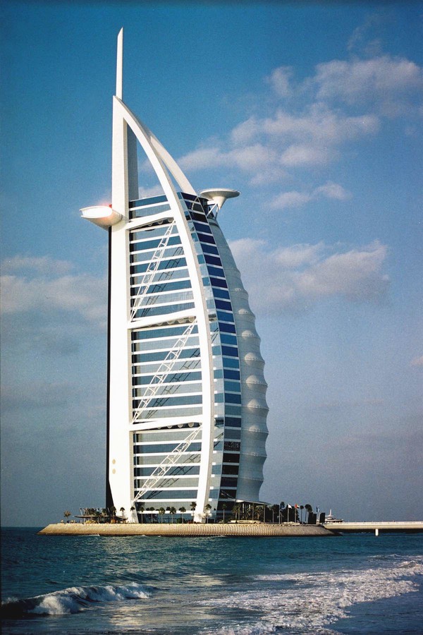Landmark lain yang tak kalah ikonik di Dubai adalah Burj Al Arab. Salah satu hotel paling eksklusif di dunia ini dibuka pada tahun 1999 lalu. Tak tanggung-tanggung, biaya embangunannya mencapai USD 650 juta atau setara Rp 9 triliun. (AP Photo/Aziz Shah). Landmark lain yang tak kalah ikonik di Dubai adalah Burj Al Arab. Salah satu hotel paling eksklusif di dunia ini dibuka pada tahun 1999 lalu. Tak tanggung-tanggung, biaya embangunannya mencapai USD 650 juta atau setara Rp 9 triliun. (AP Photo/Aziz Shah).