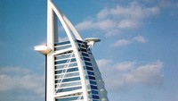 Landmark lain yang tak kalah ikonik di Dubai adalah Burj Al Arab. Salah satu hotel paling eksklusif di dunia ini dibuka pada tahun 1999 lalu. Tak tanggung-tanggung, biaya embangunannya mencapai USD 650 juta atau setara Rp 9 triliun. (AP Photo/Aziz Shah).