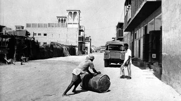 Sejumlah warga beraktivitas di kawasan Dubai, pada tahun 1961. (AP Photo/Robert Rider Rider).