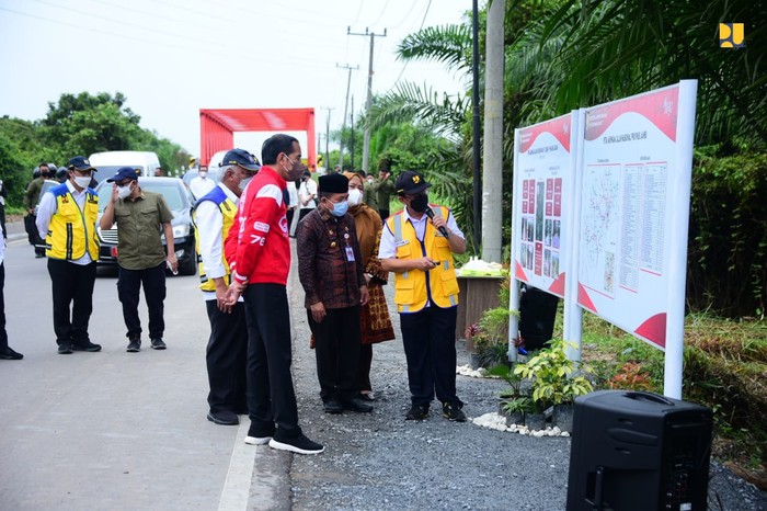 Presiden Joko Widodo cek proyek jalan nasional di Jambi