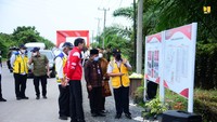 Menteri Pekerjaan Umum dan Perumahan Rakyat (PUPR) Basuki Hadimuljono mendampingi Presiden Joko Widodo meninjau pembangunan dan peningkatan kualitas jalan nasional Kota Jambi (Batanghari II) - Zona Lima yang merupakan akses utama menuju Candi Muaro Jambi dan Pelabuhan Muara Sabak di Provinsi Jambi. Foto: Dok. Kementerian PUPR