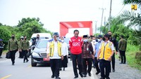 Peninjauan dilakukan Presiden Jokowi saat dalam perjalanan dari Kota Jambi menuju kawasan Cagar Budaya Candi Muaro Jambi, tepatnya di Jalan Batanghari II - Zona Lima (STA 07+000) Kabupaten Muaro Jambi, Kamis (7/4/2022Foto: Dok. Kementerian PUPR