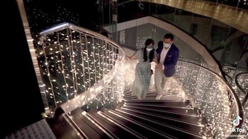 Begitu waktunya tiba, sang pria membawa kekasihnya menaiki tangga ke tempat khusus mereka untuk bermalam di salah satu Supertrees Gardens by the Bay, yang akan memungkinkan mereka melihat pertunjukan cahaya yang spektakuler. Foto: TikTok/mirsinnovate