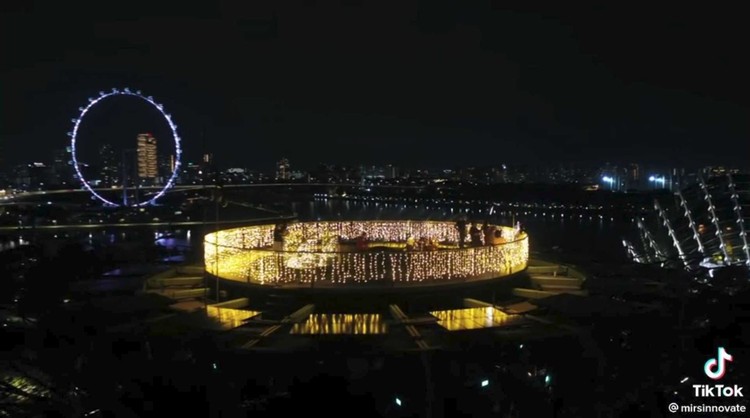 Pria singapura lamar kekasih pakai 150 drone