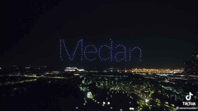 Pria singapura lamar kekasih pakai 150 drone