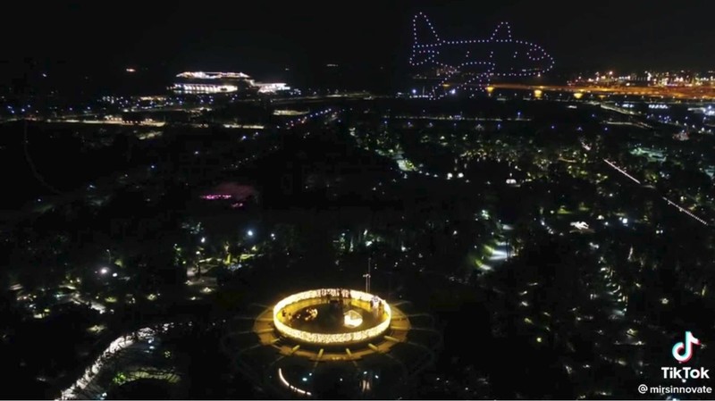 Pria singapura lamar kekasih pakai 150 drone