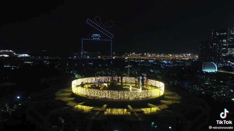 Pria singapura lamar kekasih pakai 150 drone