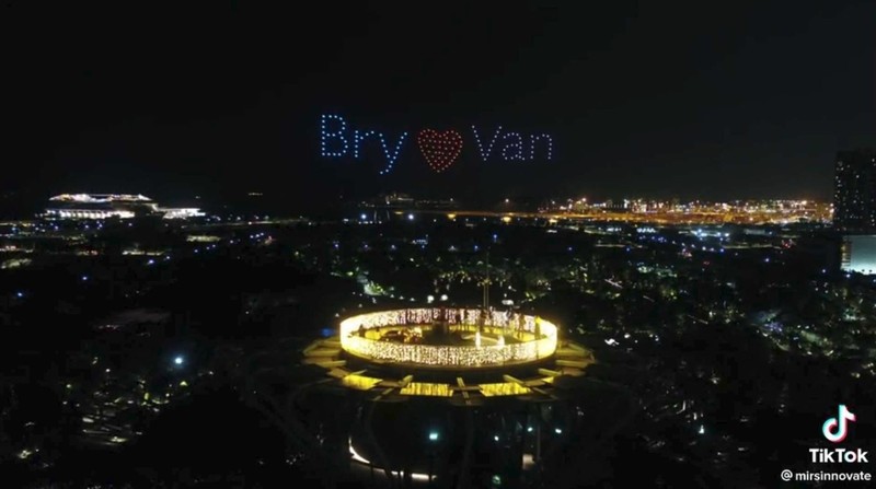 Pria singapura lamar kekasih pakai 150 drone