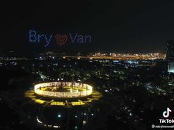 Potret Spektakuler Lamar Kekasih Pakai 150 Drone