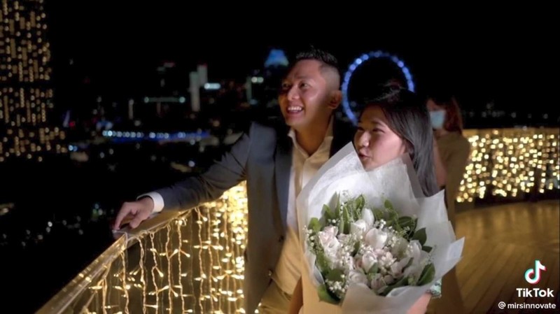 Pria singapura lamar kekasih pakai 150 drone