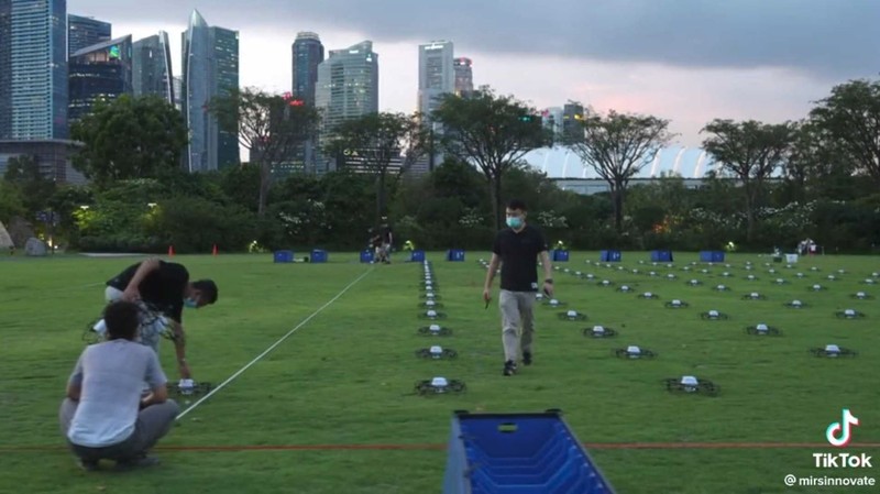 Pria singapura lamar kekasih pakai 150 drone