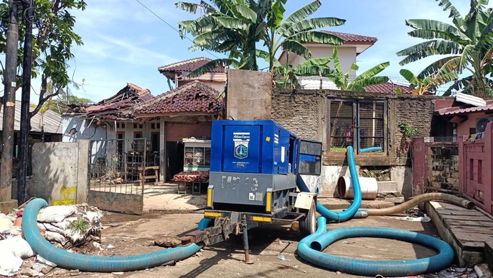 Proses pembangunan saluran air di Pondok Bambu, Duren Sawit, Jakarta Timur, Kamis (7/4/2022).