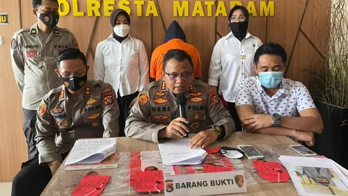 Kapolresta Mataram Kombes Pol Heri Wahyudi (tengah) bersama Wakapolresta AKBP Syarif Hidayat (Kiri baju putih) dan Kasat Reskrim Polresta Mataram, Kompol Kadek Adi Budi Astawa saat jumpa pers kasus TPPO