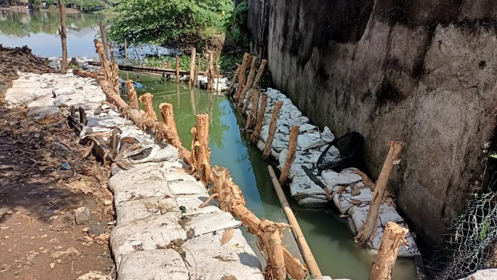 Proyek saluran air di Pondok Bambu, Duren Sawit, Jakarta Timur.