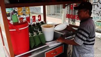Biasanya mereka menjual es cendol kepada para pengendara yang melintas di Jalan Otista, Kota Bandung, Jawa Barat.