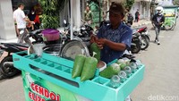 Meski berjalan secara musiman, para penjual es cendol ini sudah ada sejak puluhan tahun lalu.