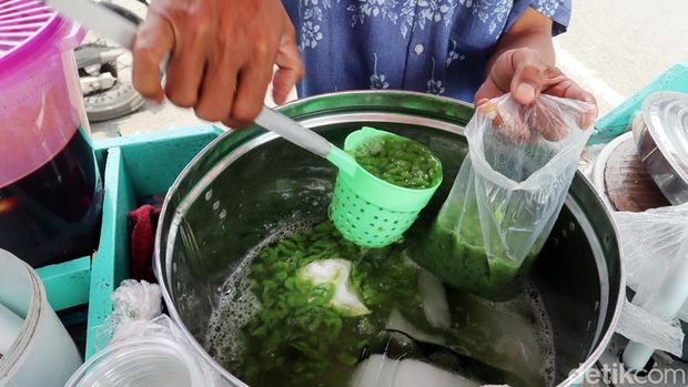 Momen bulan Ramadan dimanfaatkan para penjual Es Cendol Elizabeth musiman untuk meraup cuan. Mereka berjualan di sepanjang Jalan Otista, Kota Bandung, Jawa Barat.